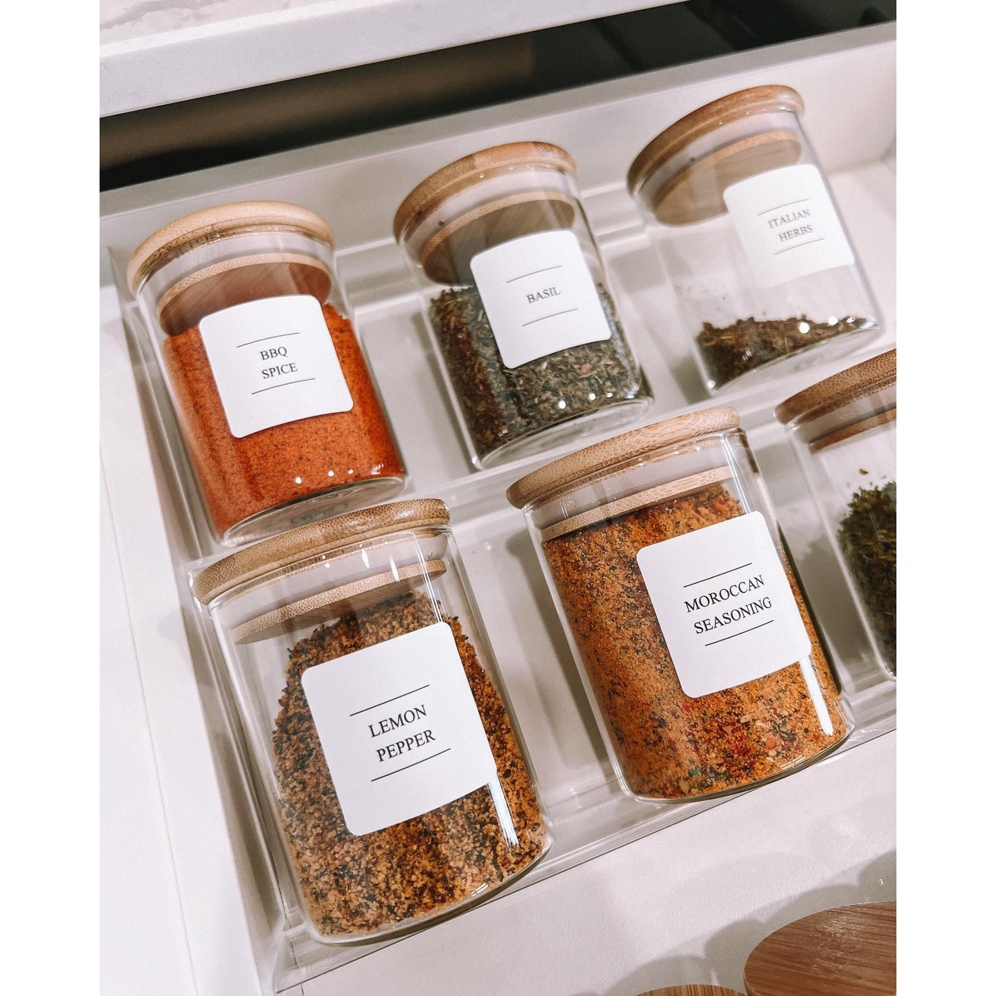 Lot de 12 pots à épices en verre avec les supports.