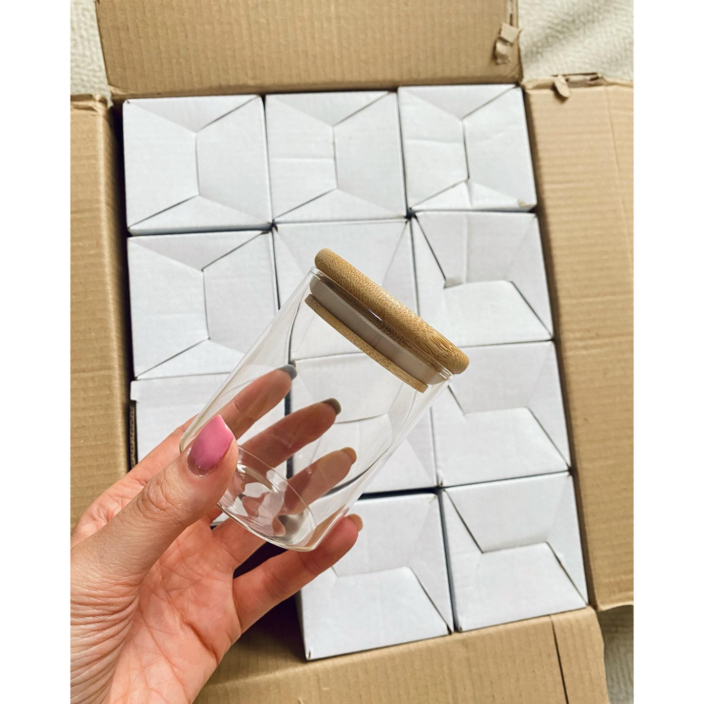 Lot de 12 pots à épices en verre avec les supports.